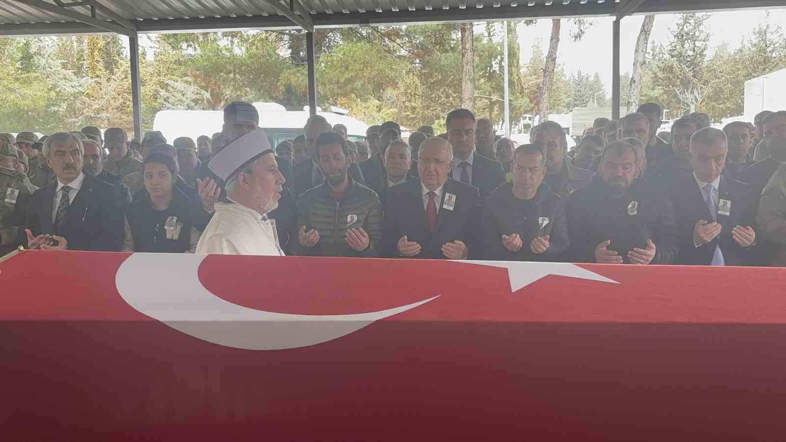 bakan guler kiliste kibris gazisinin cenazesine katildi 1 9eYjJhEP