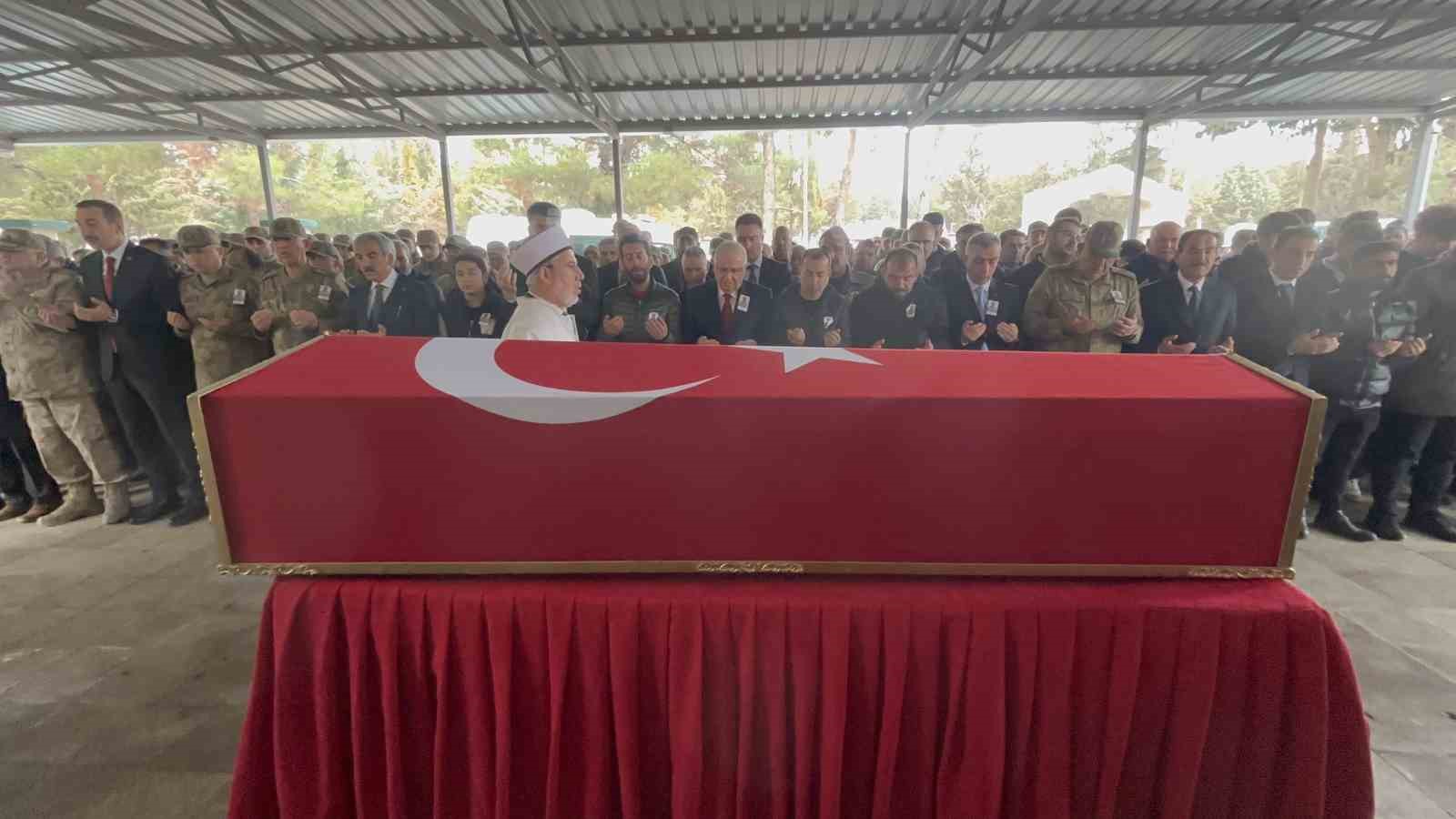bakan guler kiliste kibris gazisinin cenazesine katildi 3 HCQNslwT