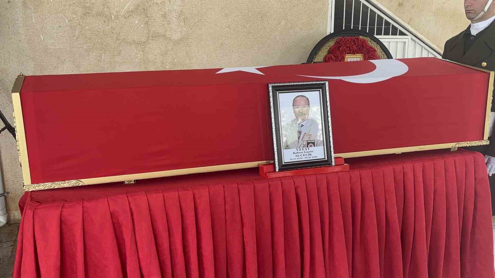 bakan guler kiliste kibris gazisinin cenazesine katildi 6 v1Xdzerz