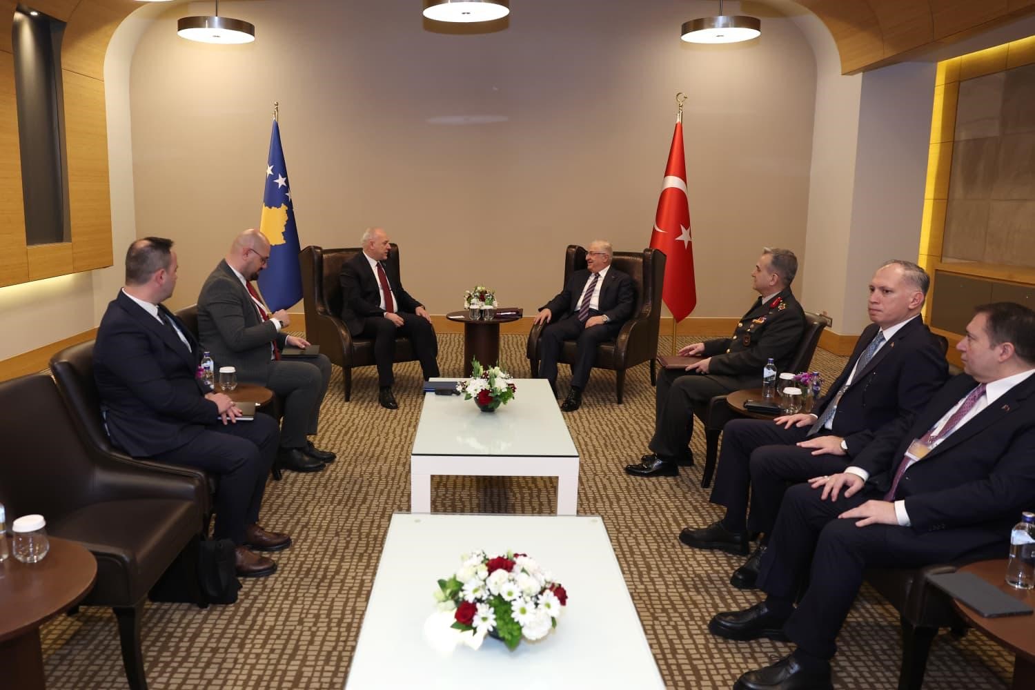 bakan guler kosova basbakan yardimcisi damka ile gorustu 1 5XufwMd8