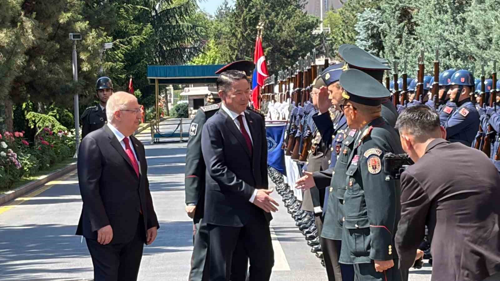 Bakan Güler, Moğolistan Savunma Bakanı Damba ile bir araya geldi 6 bakan guler mogolistan savunma bakani damba ile bir araya geldi 2 1UL2nius