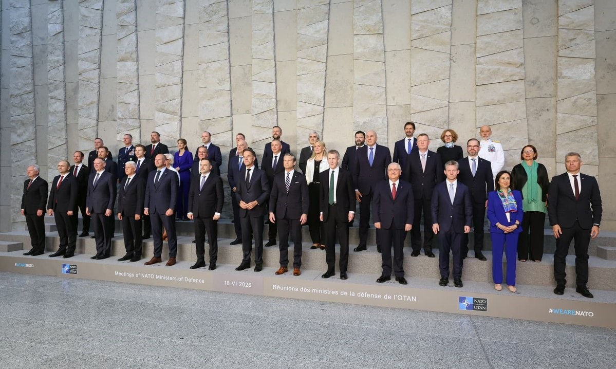 bakan guler nato savunma bakanlariyla aile fotografina katildi 0 WJRrWlDC