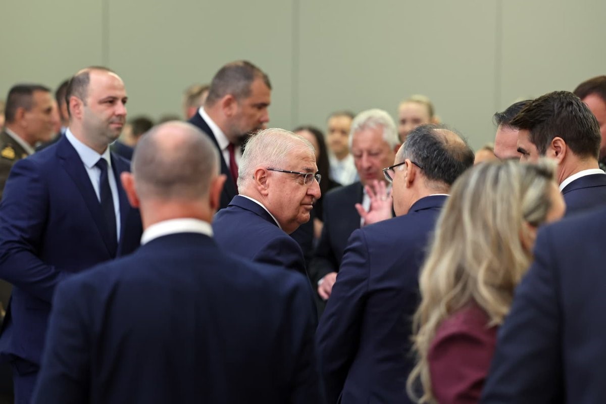 bakan guler nato savunma bakanlariyla aile fotografina katildi 3 Er7uGswM