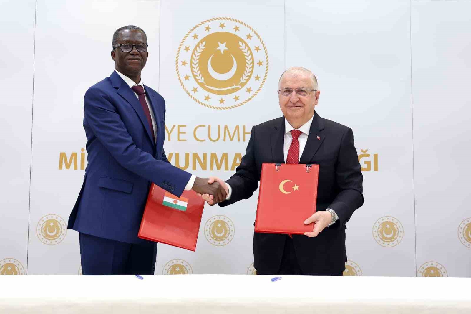bakan guler nijer savunma bakani modyi askeri torenle karsiladi 0 5nshuGEq