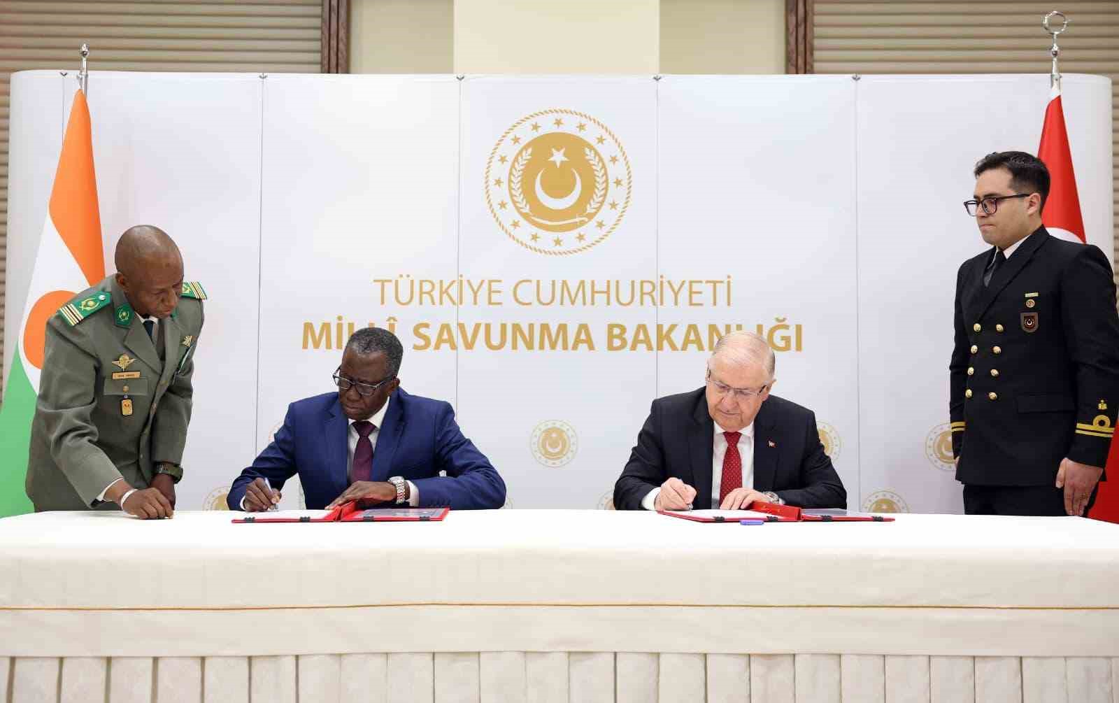bakan guler nijer savunma bakani modyi askeri torenle karsiladi 1 NCGnq2Z4