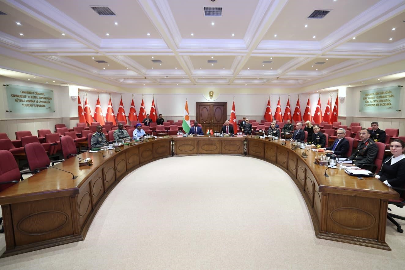 bakan guler nijer savunma bakani modyi askeri torenle karsiladi 2 yVu74JCX