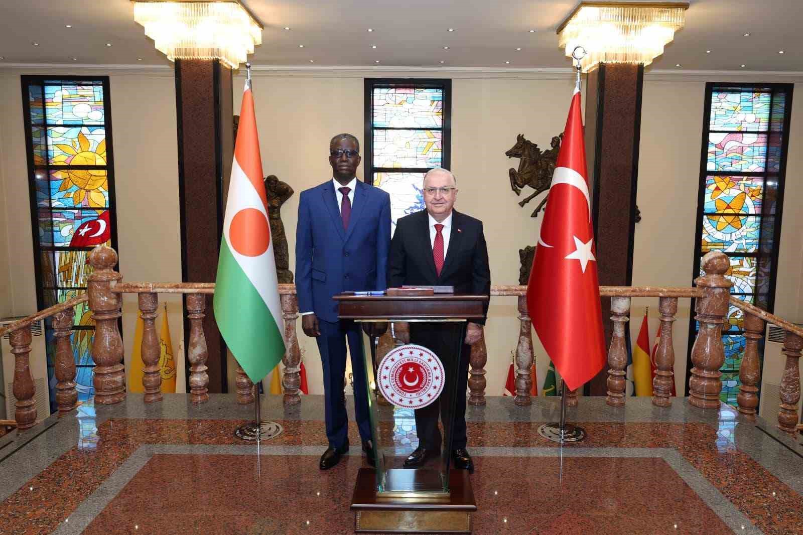bakan guler nijer savunma bakani modyi askeri torenle karsiladi 3 1cGU6FfS