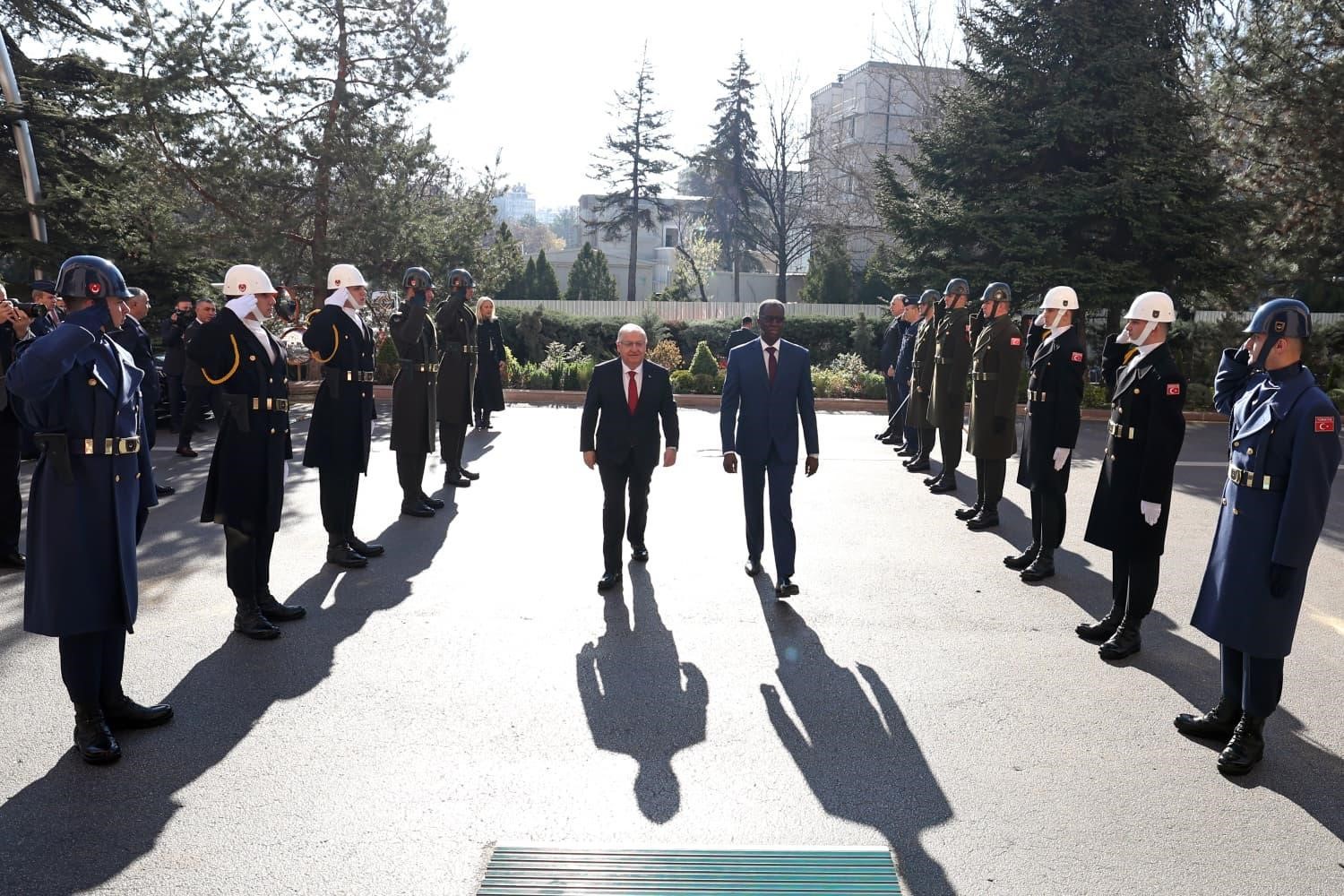 bakan guler nijer savunma bakani modyi askeri torenle karsiladi 4 tl2YVzGz