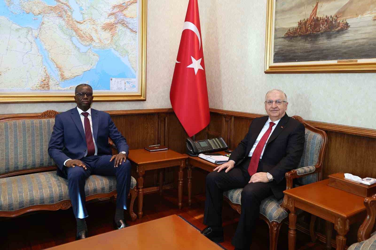 bakan guler nijer savunma bakani modyi askeri torenle karsiladi 6 nsUOTSGe
