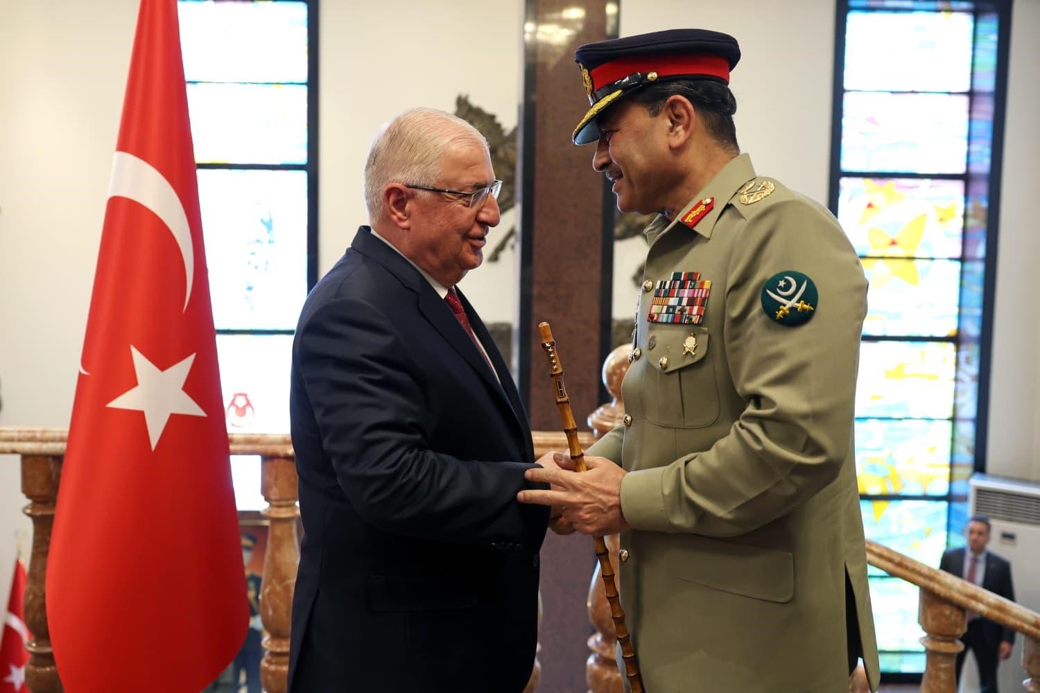 Bakan Güler, Pakistan Savunma Kuvvetleri Komutanı Mareşal Munir’i kabul etti 4 bakan guler pakistan savunma kuvvetleri komutani maresal muniri kabul etti 0