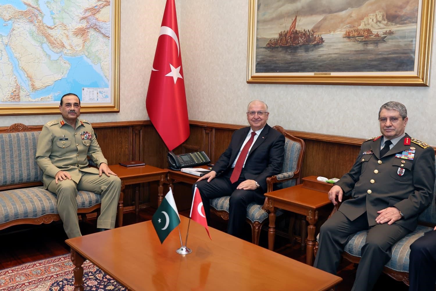 Bakan Güler, Pakistan Savunma Kuvvetleri Komutanı Mareşal Munir’i kabul etti 5 bakan guler pakistan savunma kuvvetleri komutani maresal muniri kabul etti 1