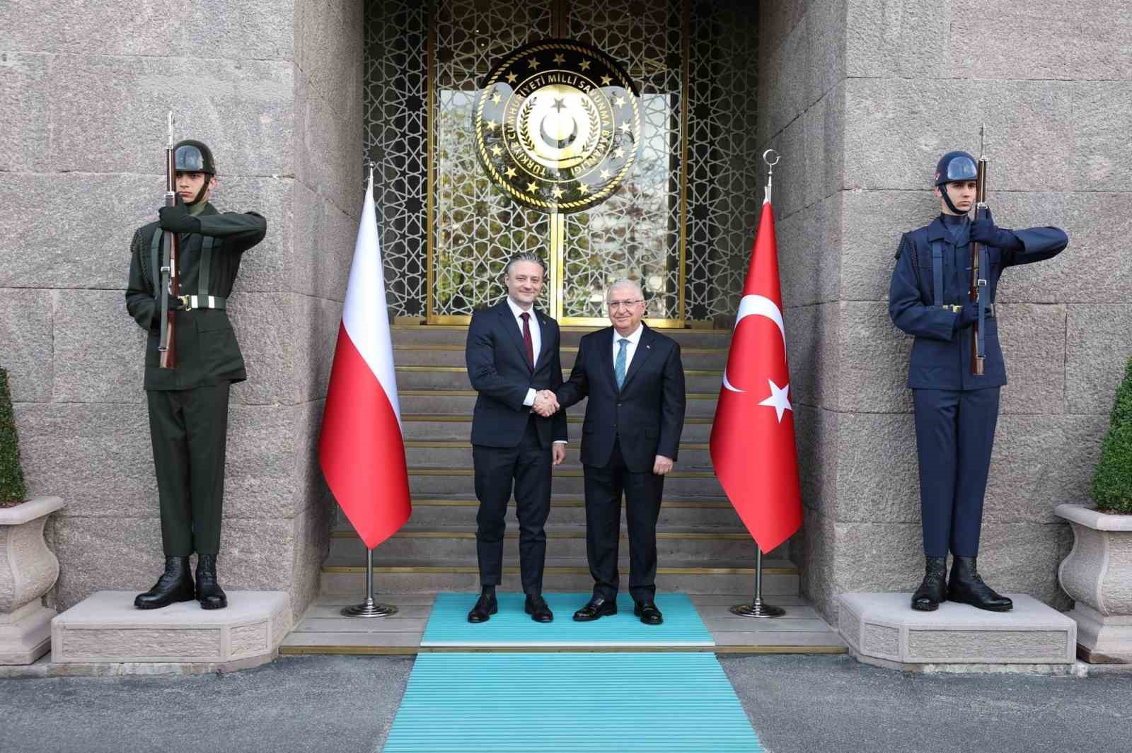 bakan guler polonya devlet bakani ve milli guvenlik kurulu burosu baskani grodecki ile gorustu 1sOBXRjq