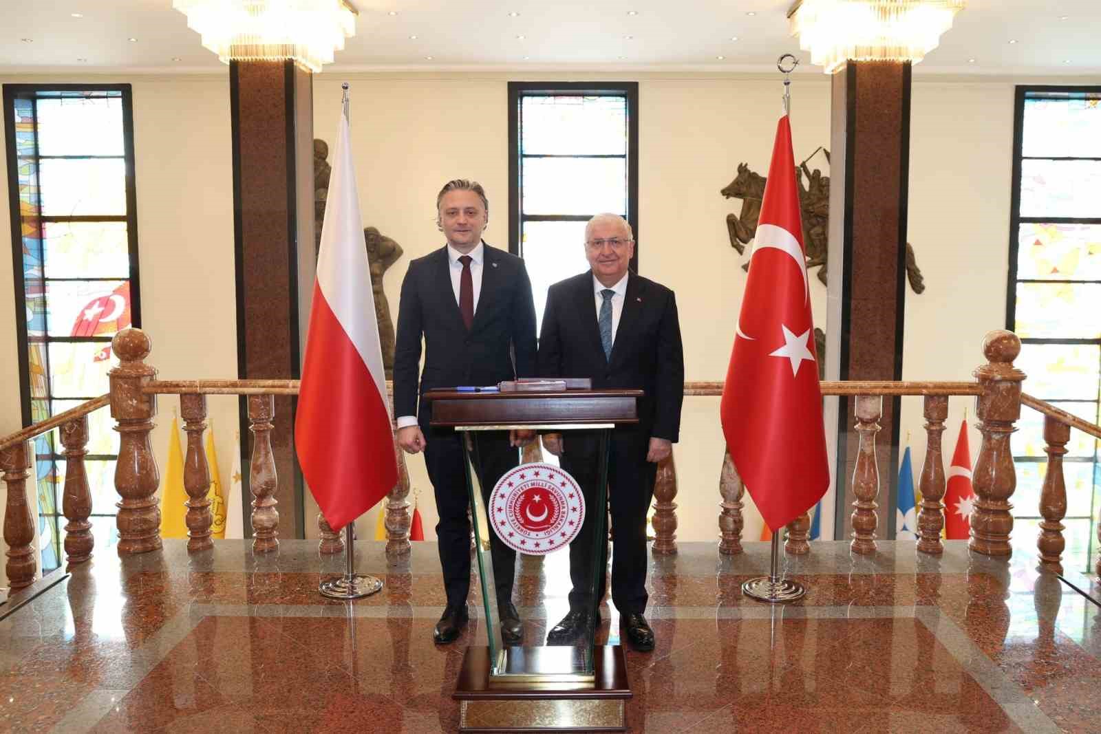 bakan guler polonya devlet bakani ve milli guvenlik kurulu burosu baskani grodecki ile gorustu bTwnKeEq