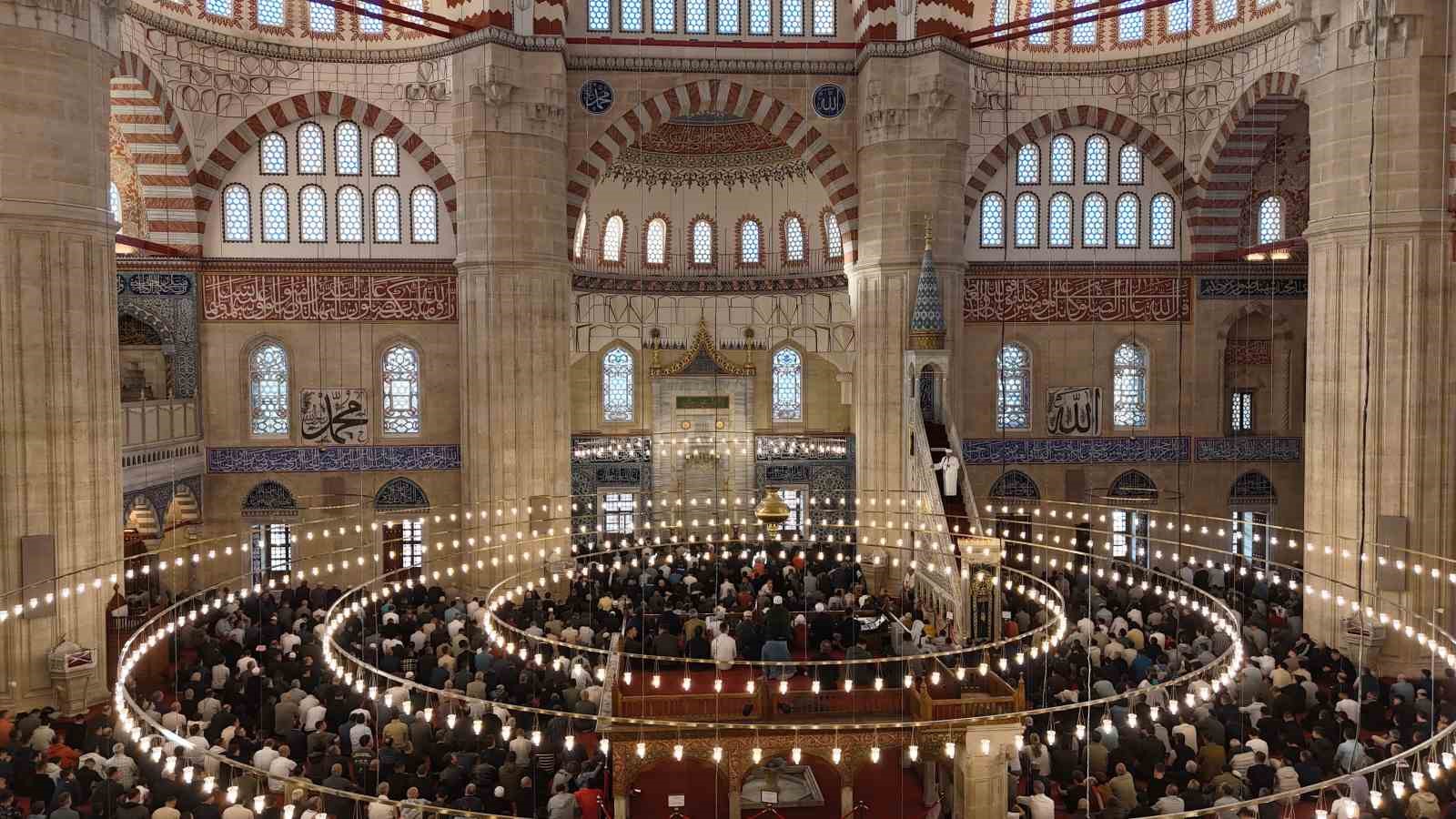 bakan guler selimiye camiinde vatandaslarla bayramlasti 0 wsNJmJqt