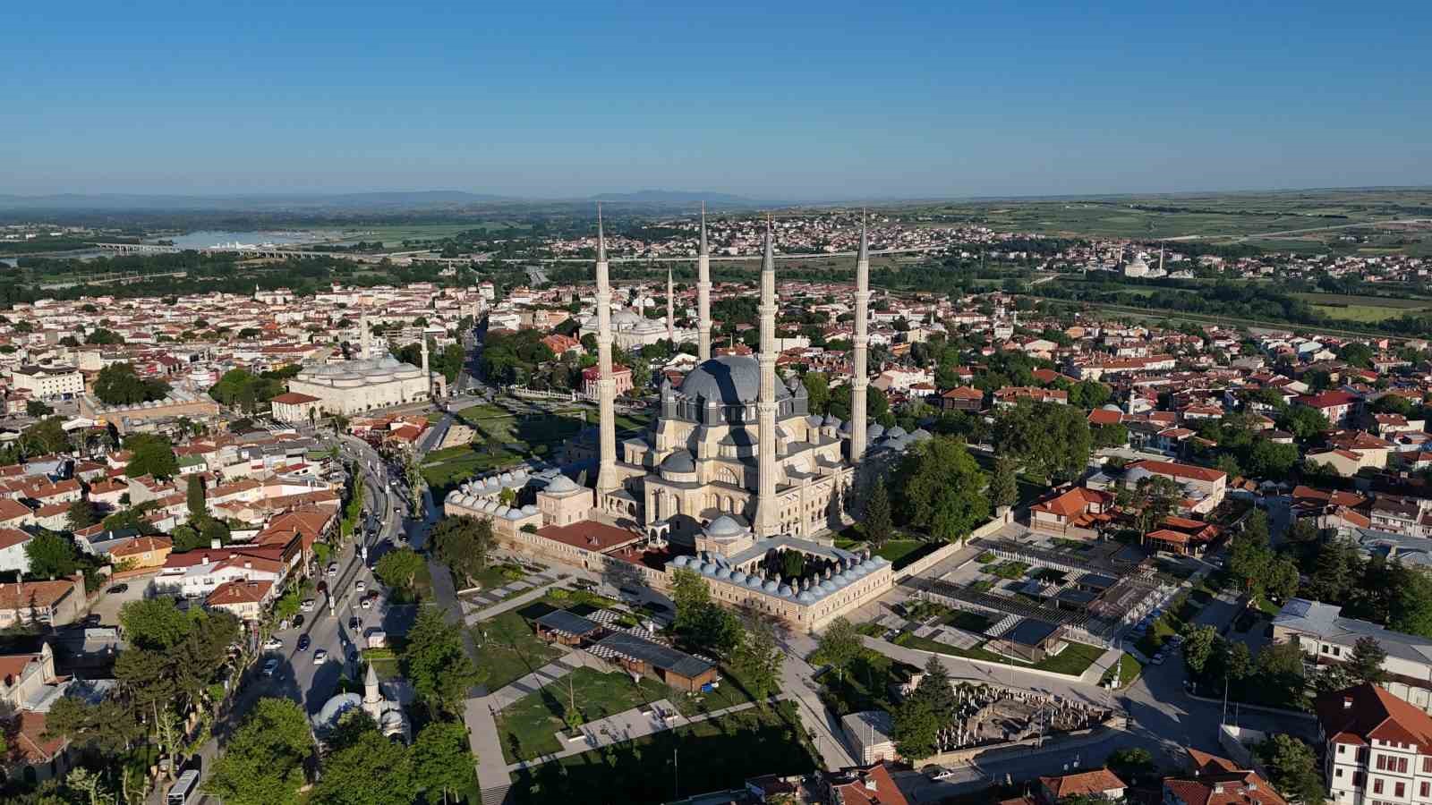 bakan guler selimiye camiinde vatandaslarla bayramlasti 1 zJUlKB38