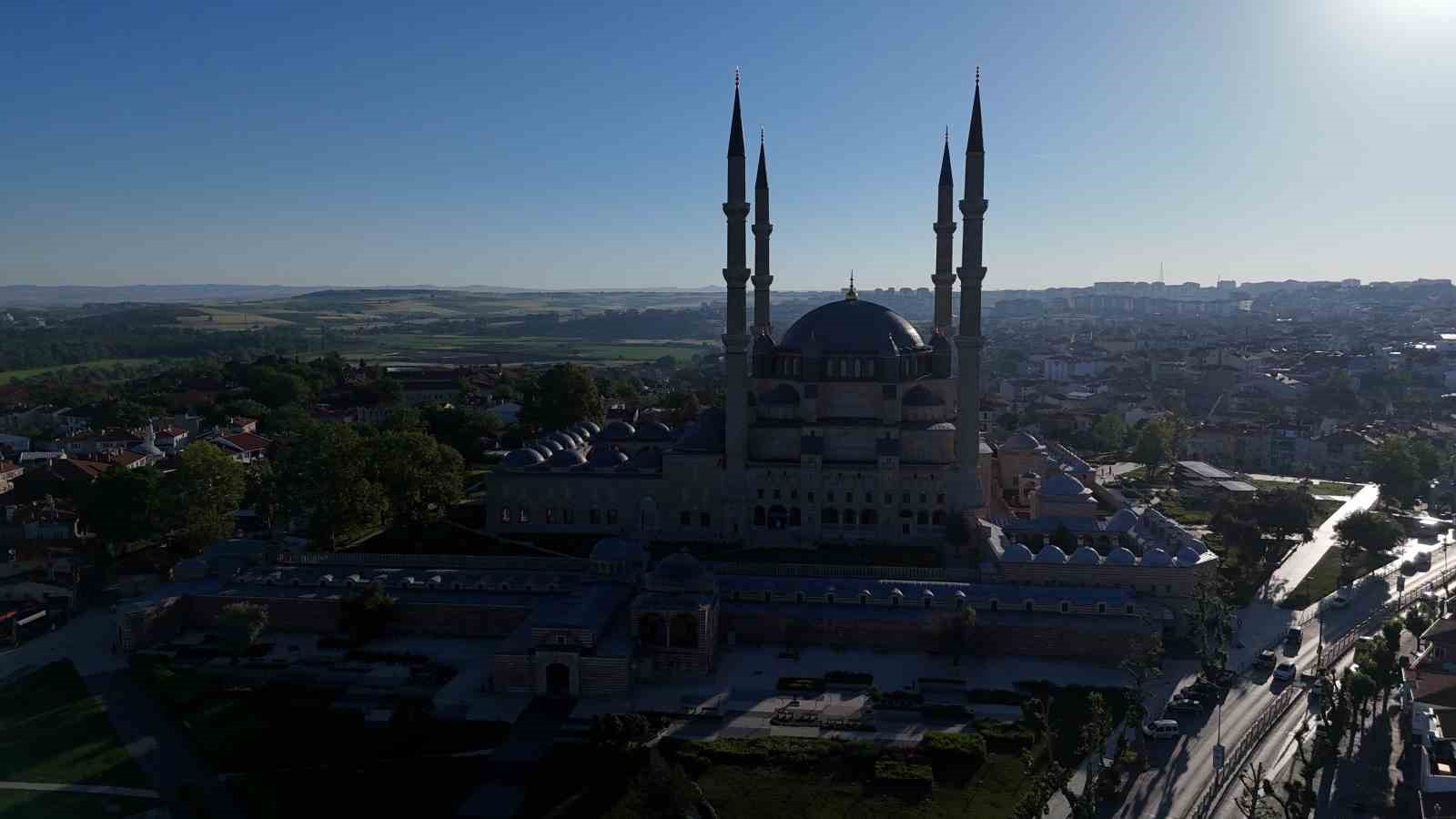 bakan guler selimiye camiinde vatandaslarla bayramlasti 2 XcevhiZb