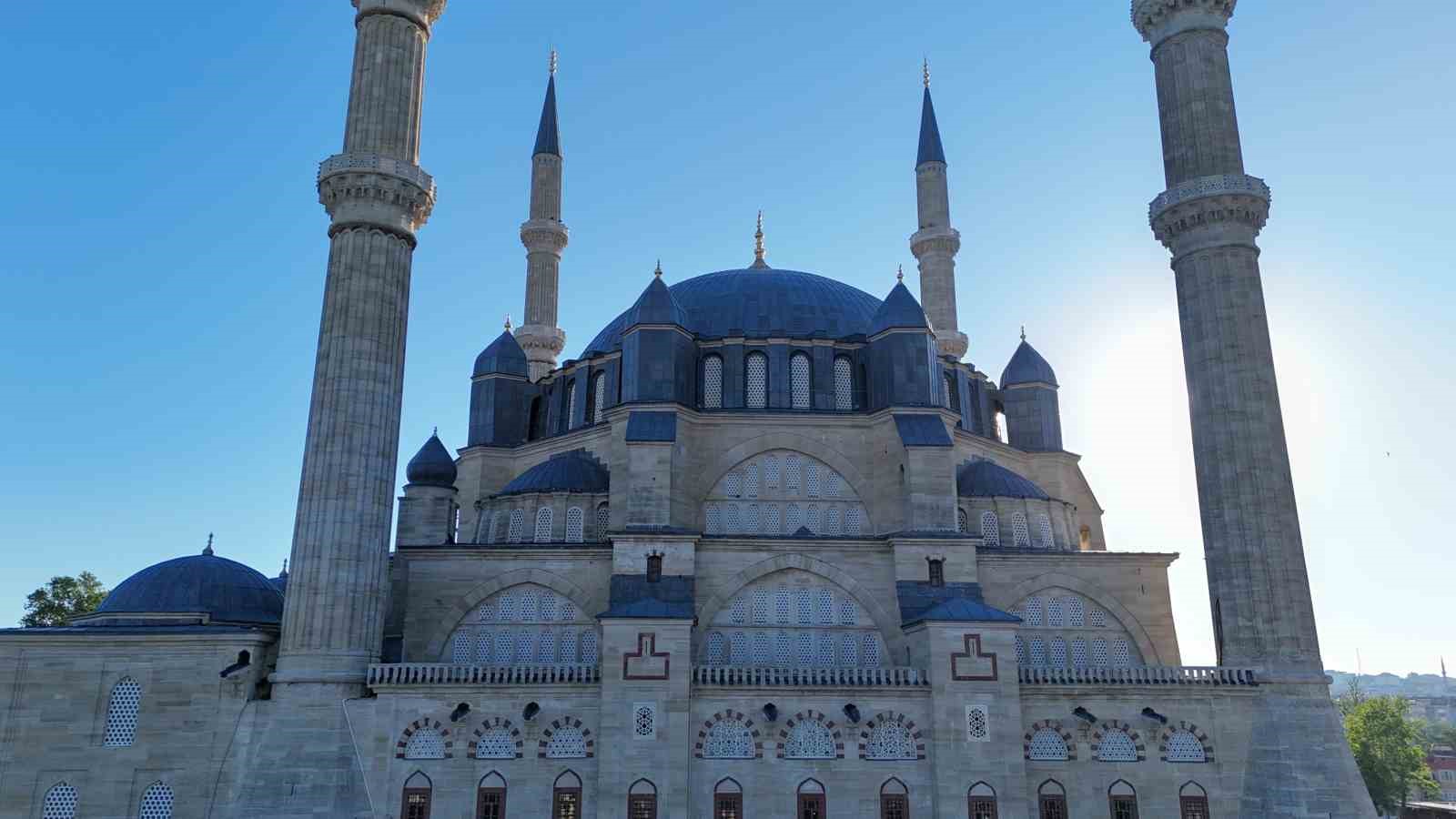 bakan guler selimiye camiinde vatandaslarla bayramlasti 3 8OV9MAJD
