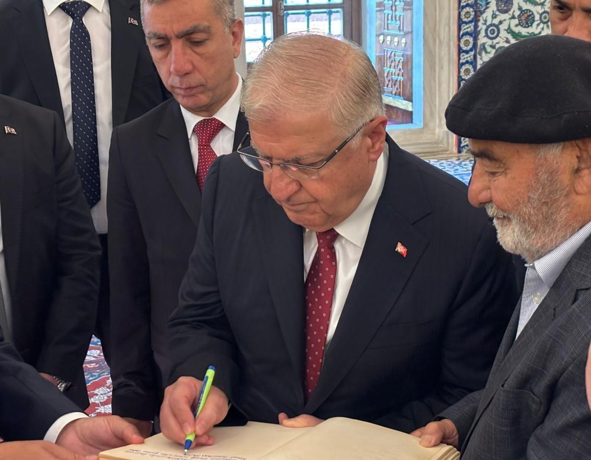 bakan guler selimiye camiinde vatandaslarla bayramlasti 4 bQiZ5L4T