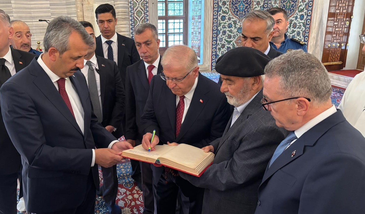 bakan guler selimiye camiinde vatandaslarla bayramlasti 5 kzj4aq9i