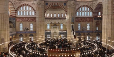 bakan-guler-selimiye-camiinde-vatandaslarla-bayramlasti-AmGPMpzB.jpg