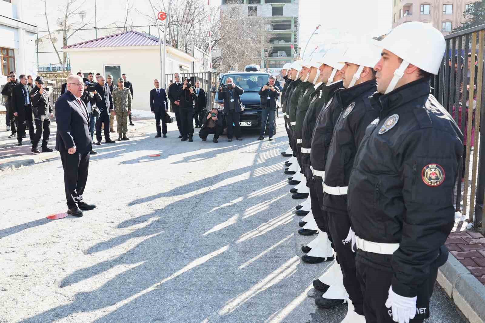 bakan guler turkiye catismanin degil barisin ve sagduyunun tarafinda yer almaktadir 0 tuuOAVDQ