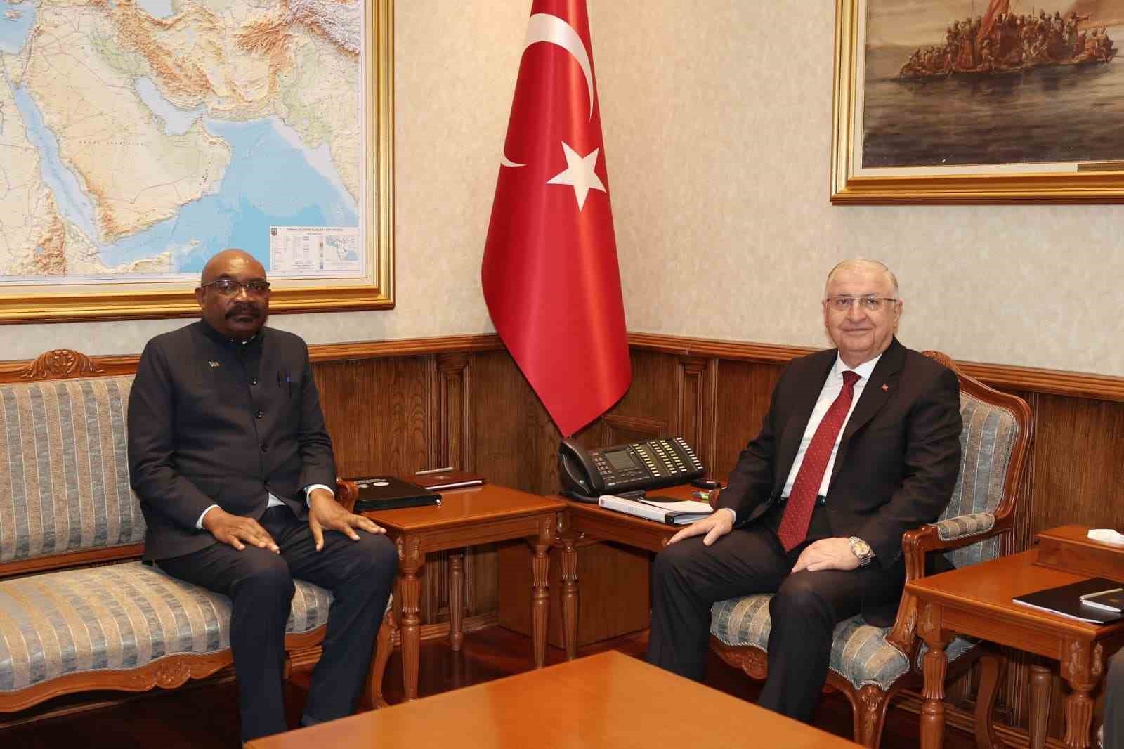 bakan guler zambiyali mevkidasi lufuma ile bir araya geldi 0