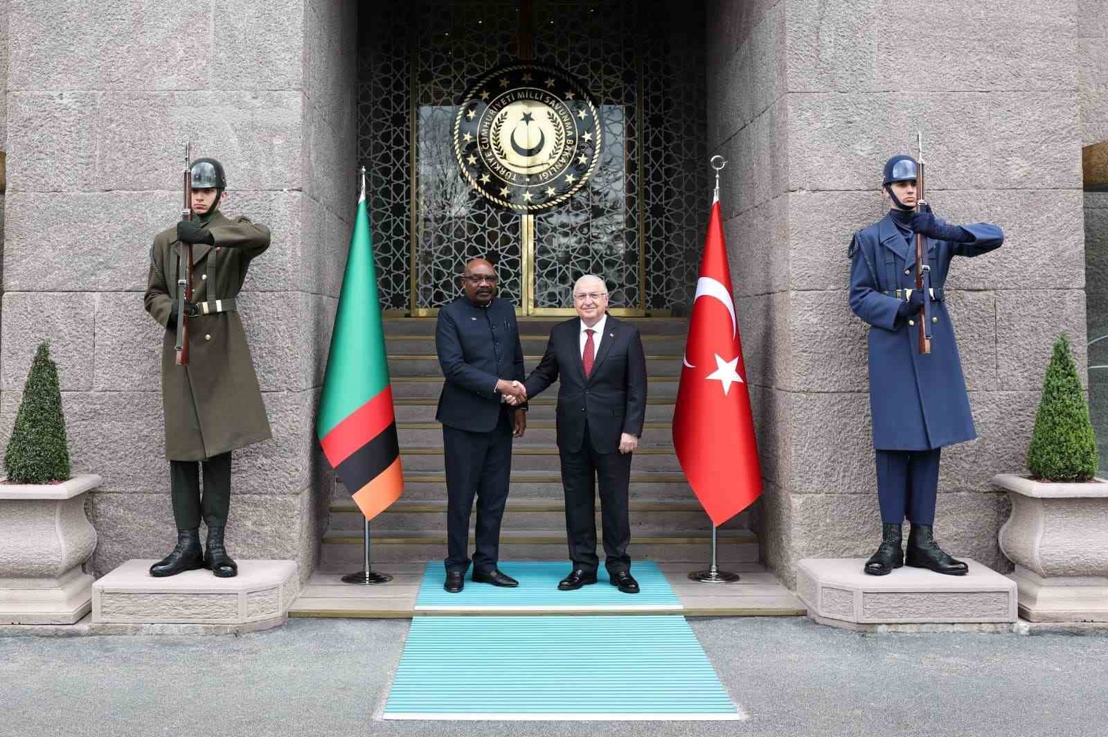 bakan guler zambiyali mevkidasi lufuma ile bir araya geldi 2 rplYKY2Y