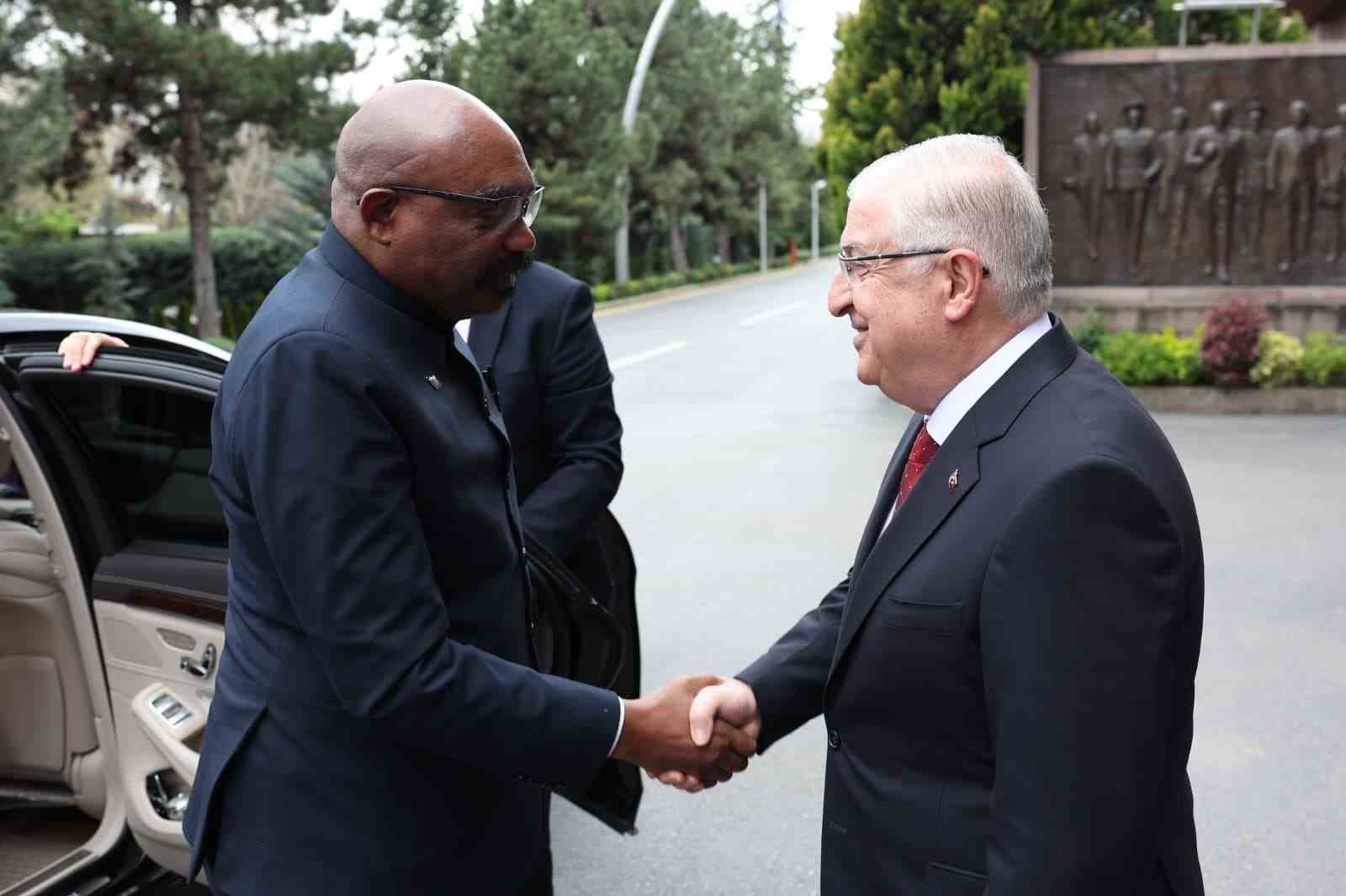 bakan guler zambiyali mevkidasi lufuma ile bir araya geldi 3