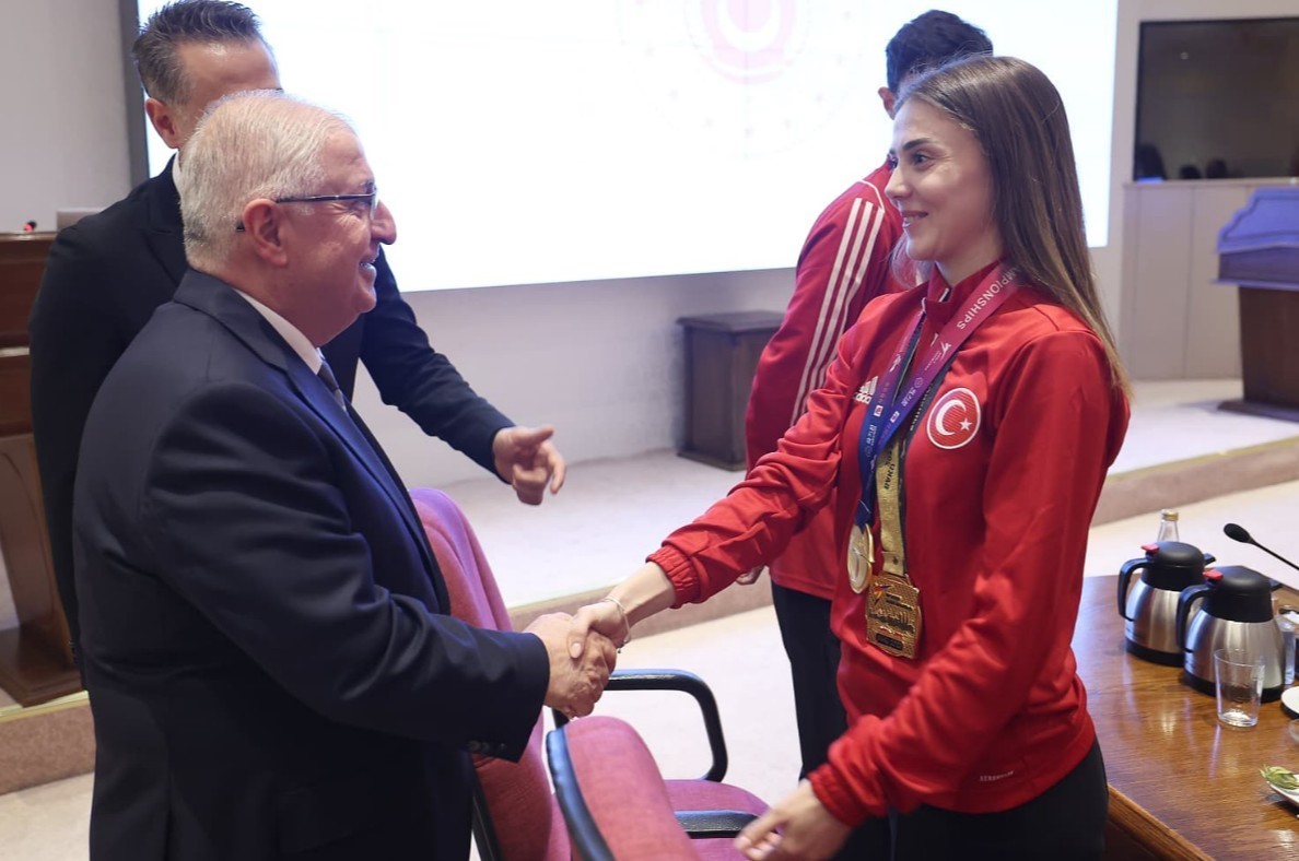bakan gulerden tekvando milli takimina tebrik 3 1sSSiTws