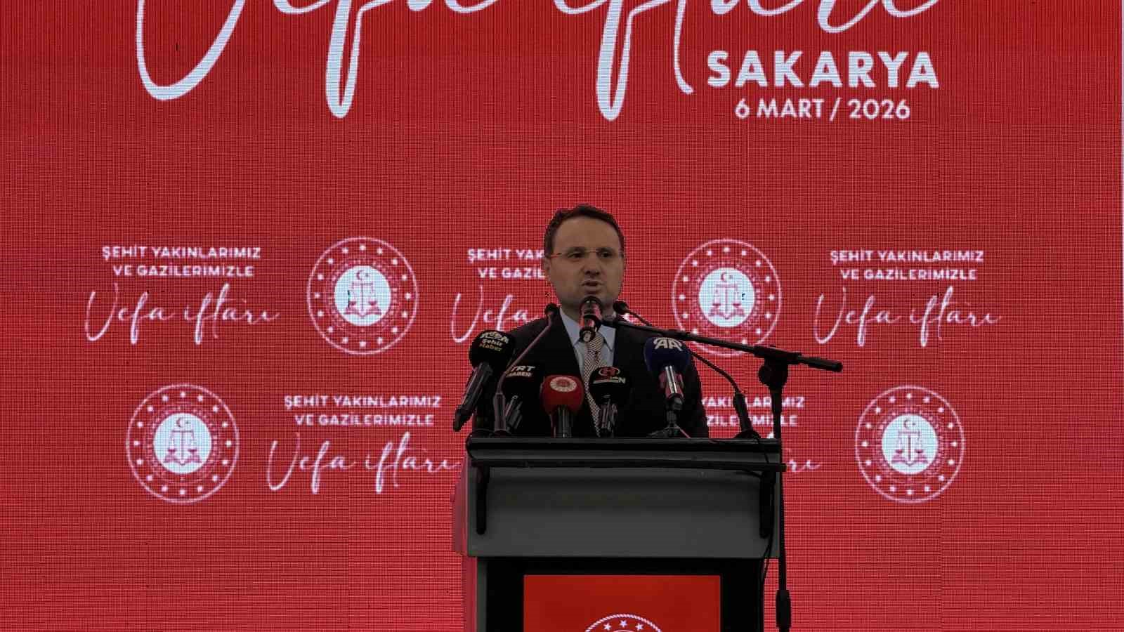 bakan gurlek sehitlerimiz bu milletin istiklalinin muhurleridir gazilerimiz ise fedakarligin yasayan nisaneleridir 0 PuORInDv