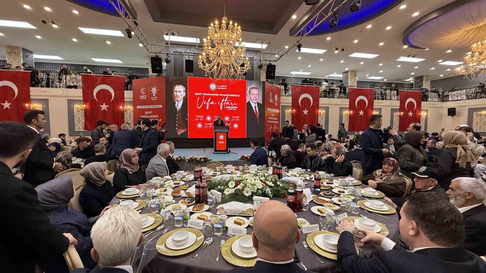bakan gurlek sehitlerimiz bu milletin istiklalinin muhurleridir gazilerimiz ise fedakarligin yasayan nisaneleridir 2 pZyrPKje
