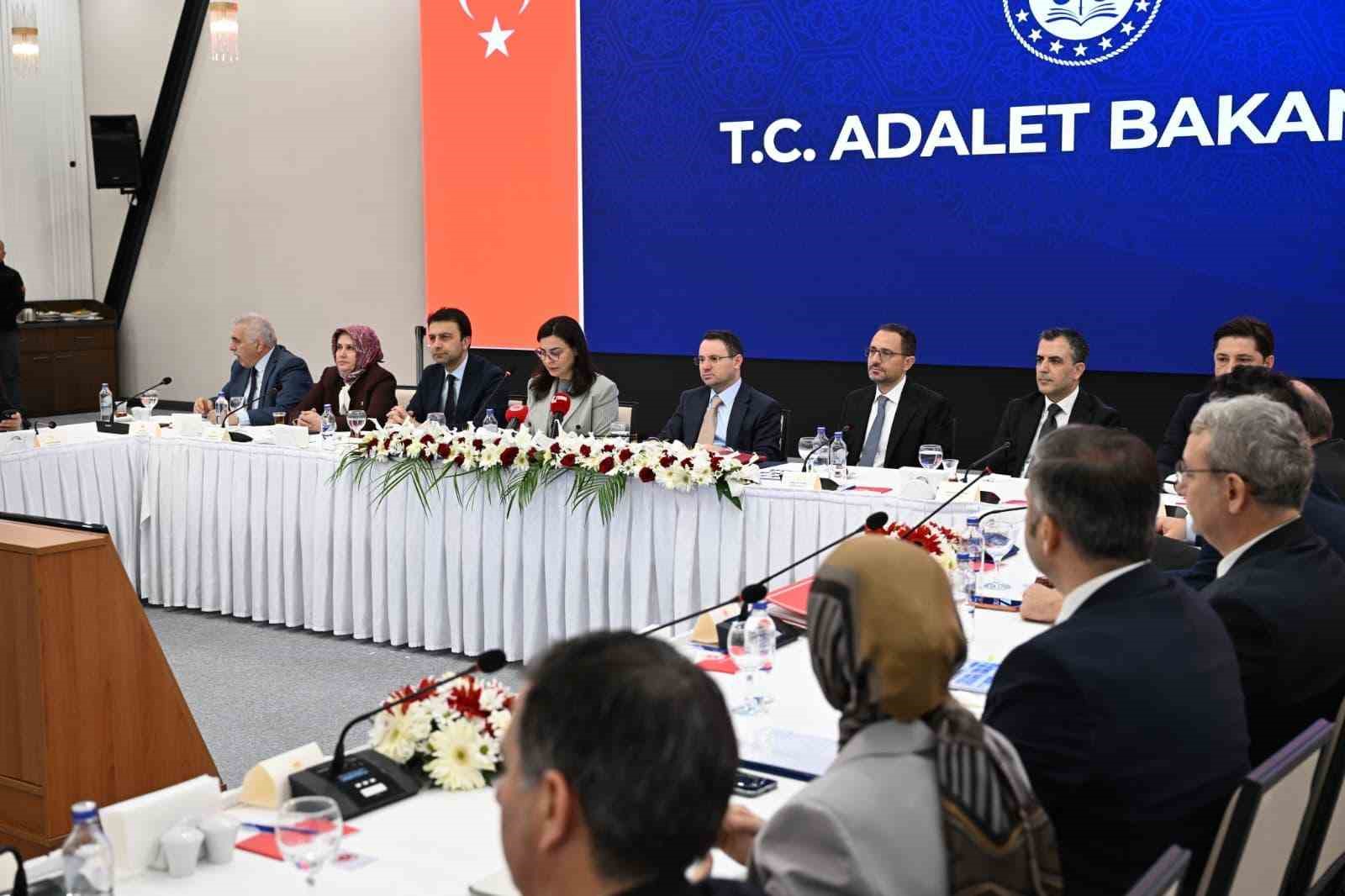 bakan gurlek toplumun yuzde 81inin cocuklara verilen cezalarin yetersiz oldugu konusunda bir algisi var 4wJFaqWI