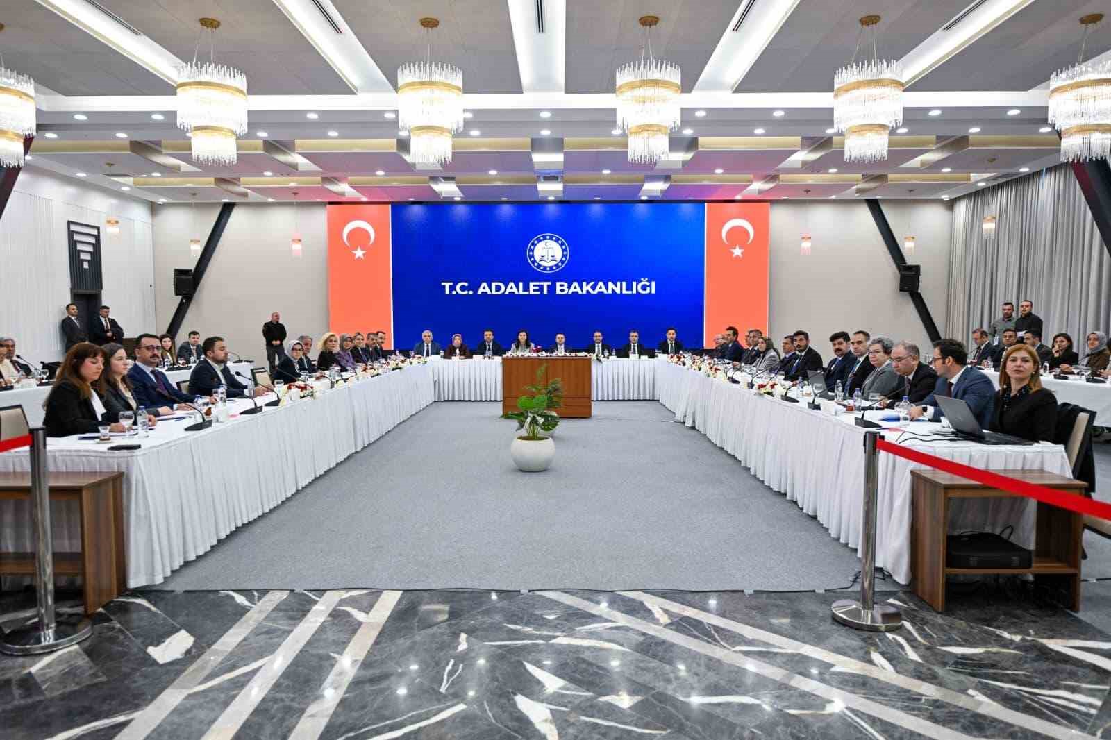 bakan gurlek toplumun yuzde 81inin cocuklara verilen cezalarin yetersiz oldugu konusunda bir algisi var YtaXTdrn