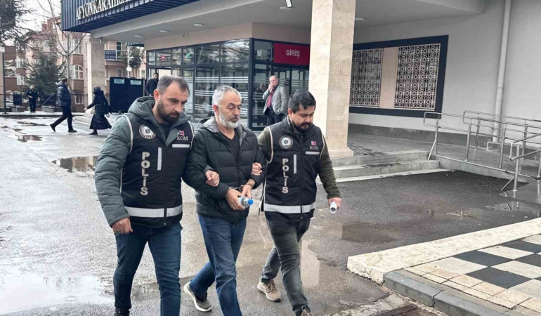 bakan-gurlekin-tapu-kayitlarini-sorgulayan-tapu-muduru-tutuklandi-e9Kdg8Uw.jpg