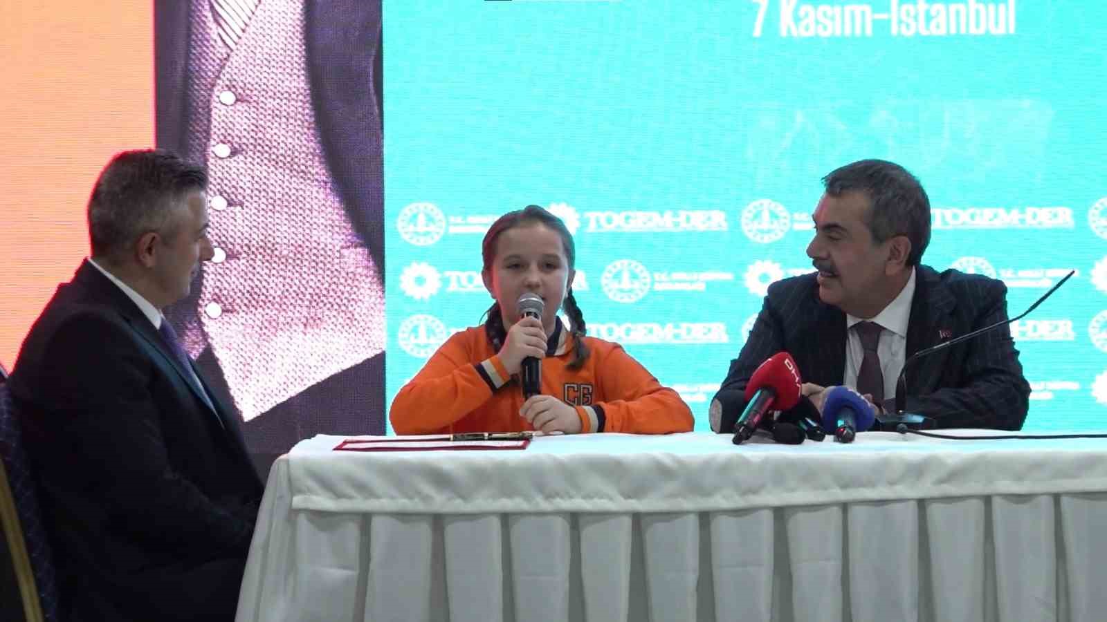 bakan ile minik ogrencinin gulumseten anlari 0