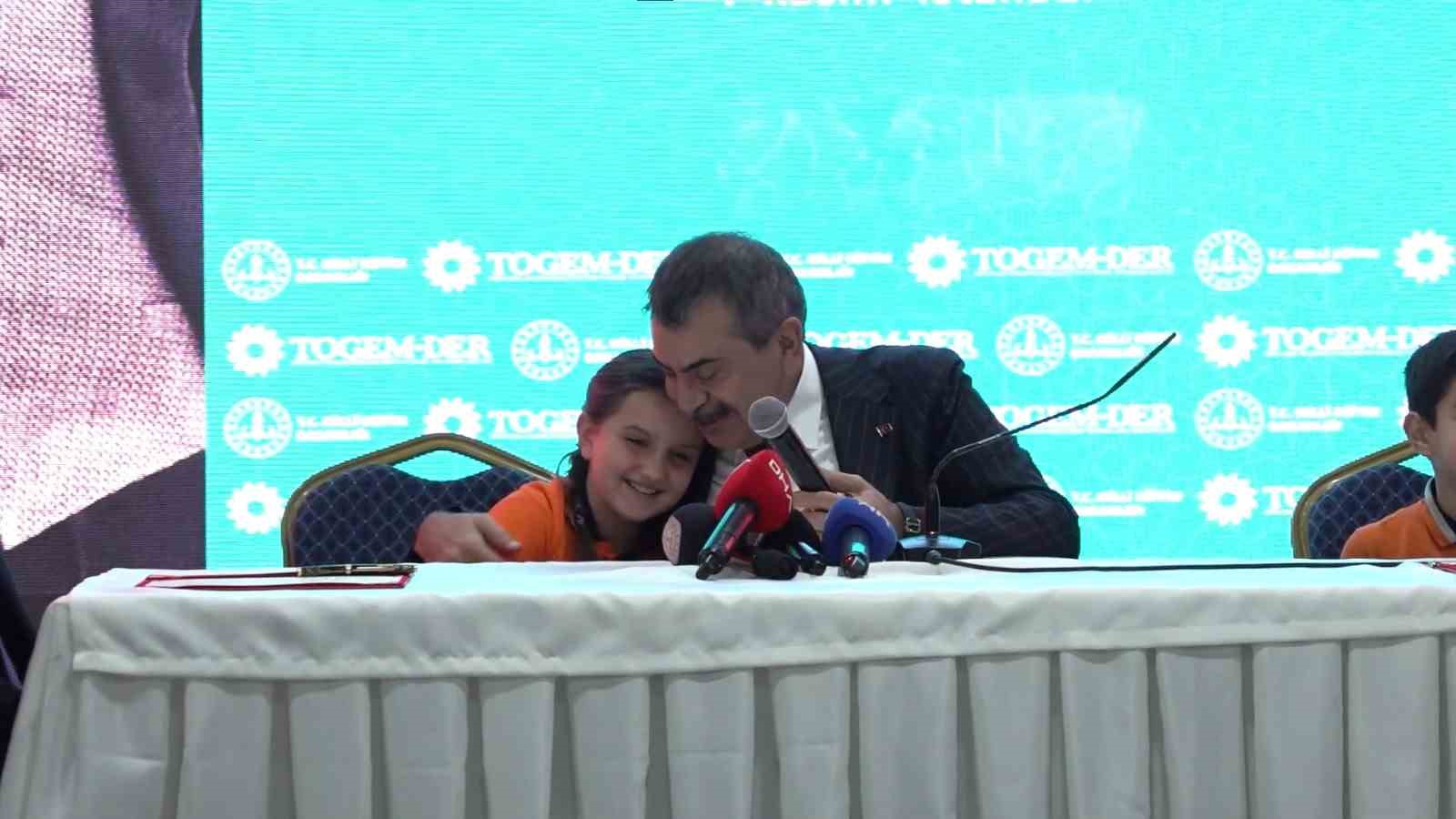 bakan ile minik ogrencinin gulumseten anlari 1 EnFDOpK3