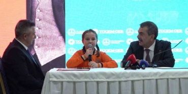 bakan-ile-minik-ogrencinin-gulumseten-anlari-wZWCfV53.jpg