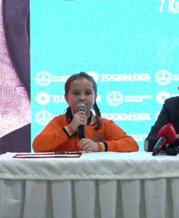bakan-ile-minik-ogrencinin-gulumseten-anlari-wZWCfV53.jpg