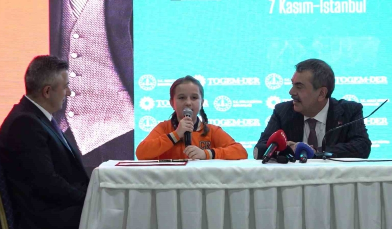 bakan-ile-minik-ogrencinin-gulumseten-anlari-wZWCfV53.jpg
