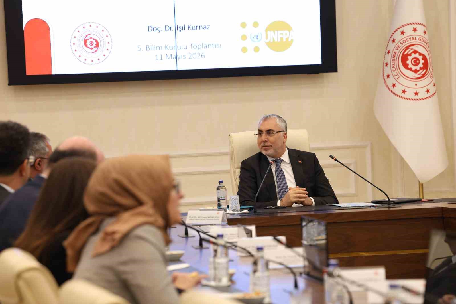 Bakan Işıkhan: "Dönüşümü yöneten, çalışanı koruyan ve insan odaklı bir yaklaşımı merkeze alan politikalar geliştirmek zorundayız" 6 bakan isikhan donusumu yoneten calisani koruyan ve insan odakli bir yaklasimi merkeze alan politikalar