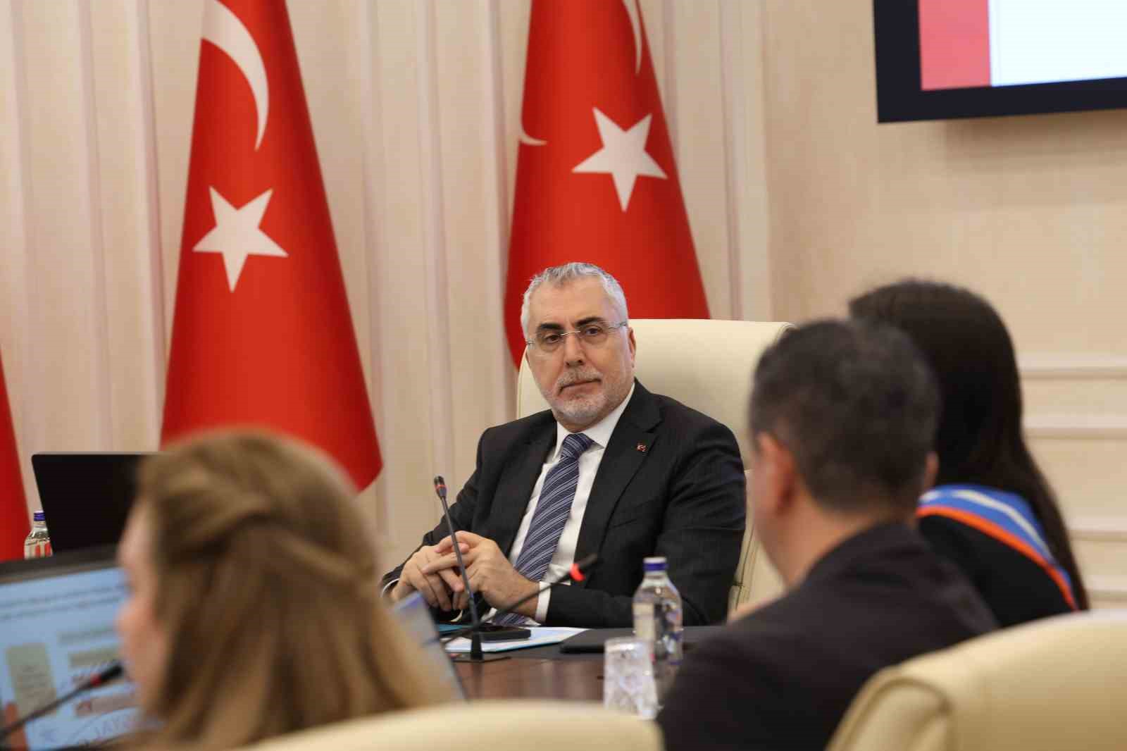 Bakan Işıkhan: "Dönüşümü yöneten, çalışanı koruyan ve insan odaklı bir yaklaşımı merkeze alan politikalar geliştirmek zorundayız" 5 bakan isikhan donusumu yoneten calisani koruyan ve insan odakli bir yaklasimi merkeze alan politikalar p3EpGT1r