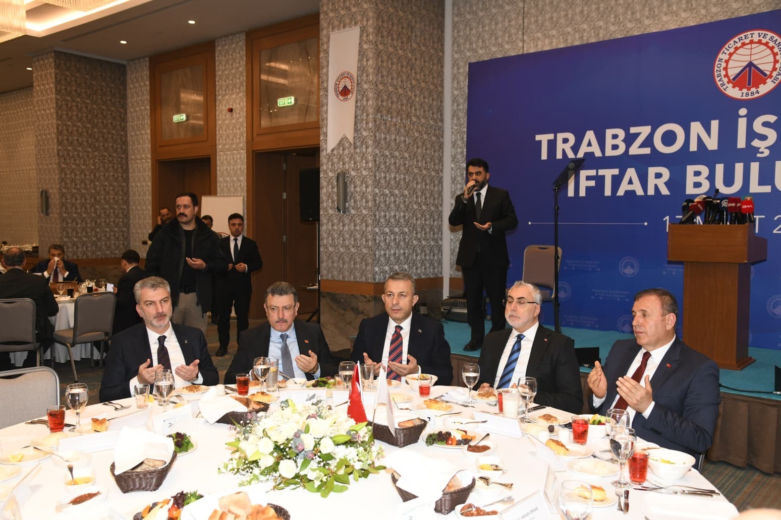 bakan isikhan etrafimizda yasanan savaslara ragmen istihdamda ve uretimde dev adimlar atmaya devam ediyoruz InHLfH8A