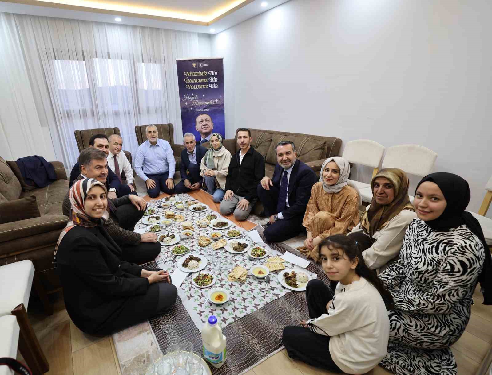 Bakan Işıkhan, evlerine kavuşan depremzede ailenin iftar sofrasına konuk oldu 4 bakan isikhan evlerine kavusan depremzede ailenin iftar sofrasina konuk oldu 0 7v2earAS
