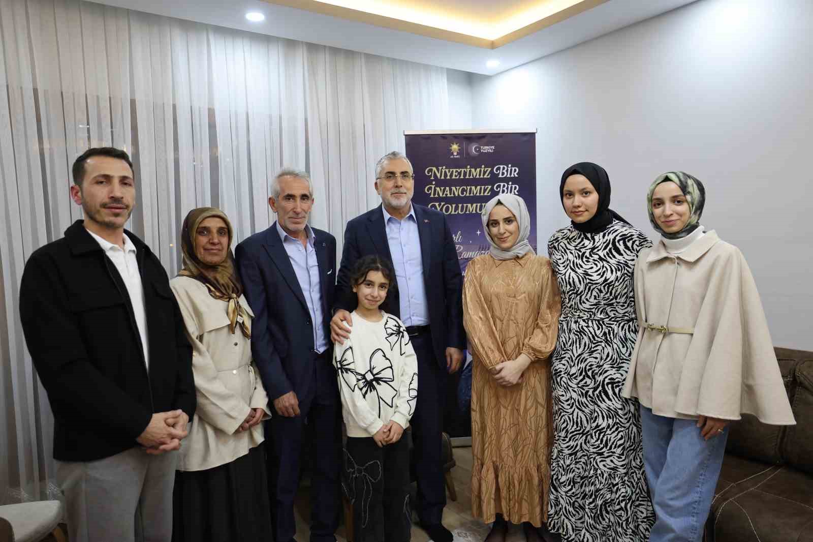Bakan Işıkhan, evlerine kavuşan depremzede ailenin iftar sofrasına konuk oldu 5 bakan isikhan evlerine kavusan depremzede ailenin iftar sofrasina konuk oldu 1 mTVfmBic