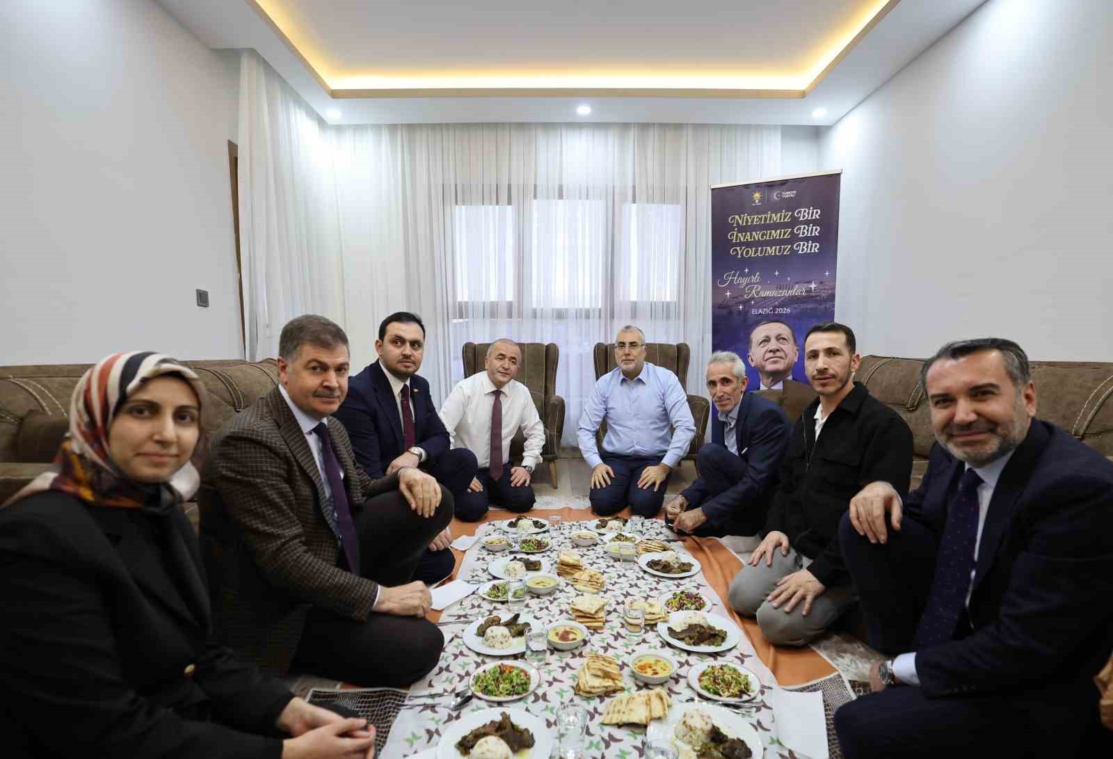 Bakan Işıkhan, evlerine kavuşan depremzede ailenin iftar sofrasına konuk oldu 6 bakan isikhan evlerine kavusan depremzede ailenin iftar sofrasina konuk oldu 2 gbASQemT