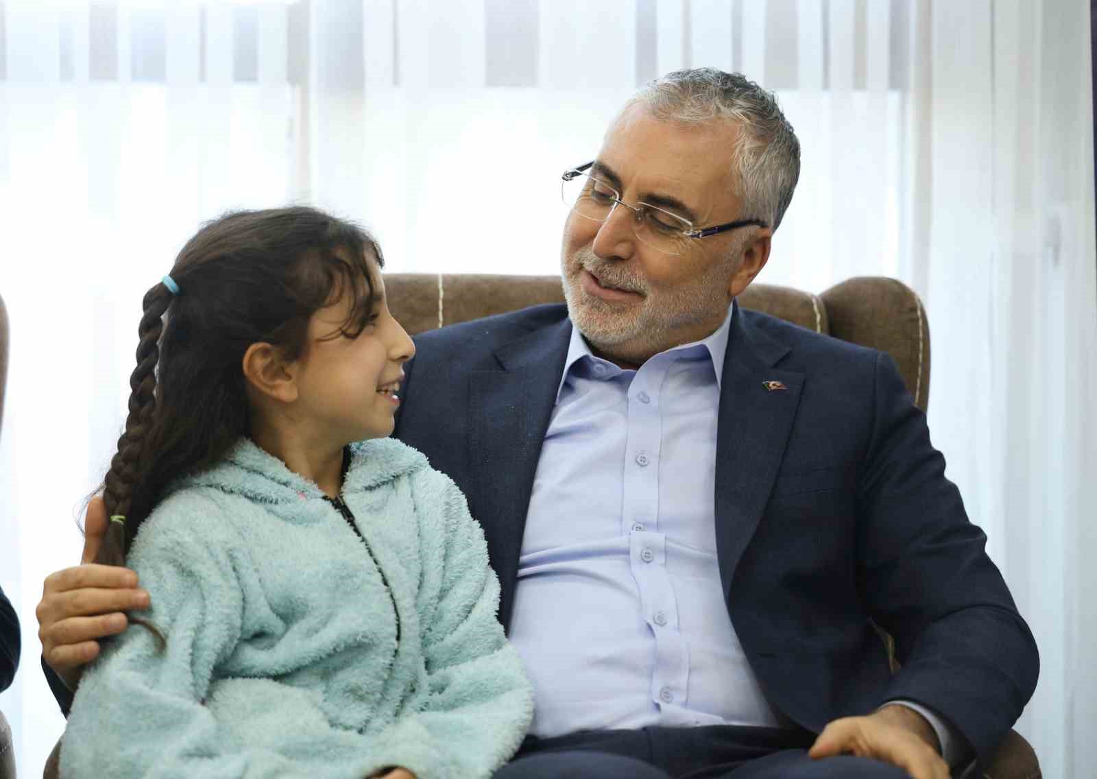Bakan Işıkhan, evlerine kavuşan depremzede ailenin iftar sofrasına konuk oldu 7 bakan isikhan evlerine kavusan depremzede ailenin iftar sofrasina konuk oldu 3 NJCIDVGI