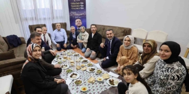 bakan-isikhan-evlerine-kavusan-depremzede-ailenin-iftar-sofrasina-konuk-oldu-vuKlyJig.jpg
