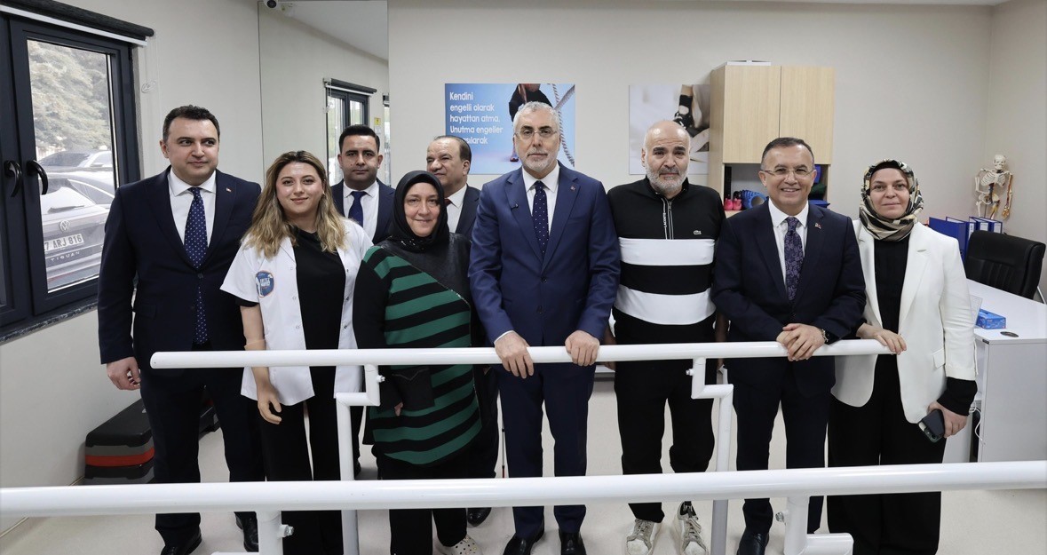 bakan isikhan gaziantep protez ortez merkezinde engelli bireylerle bir araya geldi 1 gqI2R6Bz