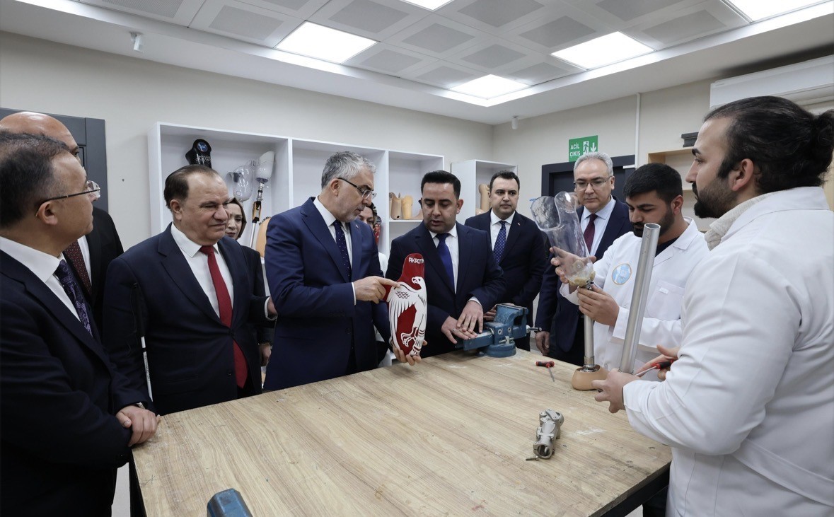bakan isikhan gaziantep protez ortez merkezinde engelli bireylerle bir araya geldi 2 kicwbFIb