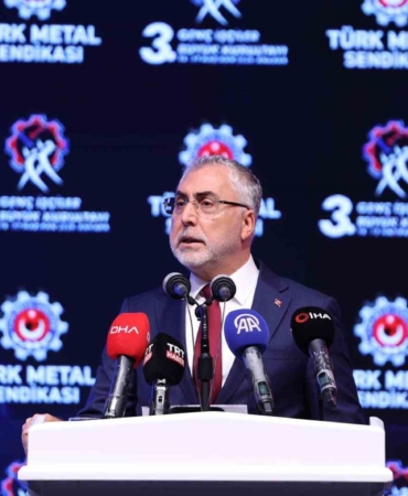 bakan-isikhan-genclerimizin-dijital-bagimlilik-konusuna-dikkatle-egilmesi-gerektigini-dusunuyorum-y2bck5e2.jpg